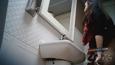 Posnetki skritih kamer v ženskem stranišču (1)