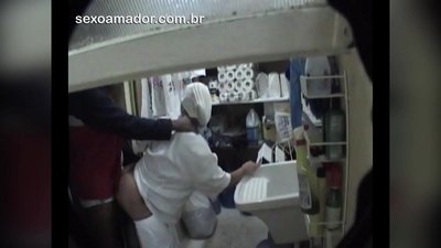 Motoboy seksa s čistilko v restavraciji med dostavami