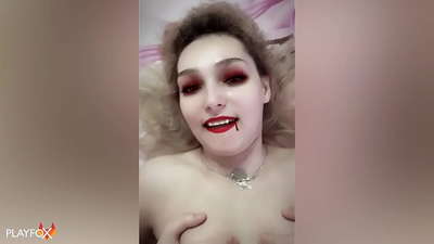 Ivan Helsing trdo pofuka seksi vampirko in ji pride na rit