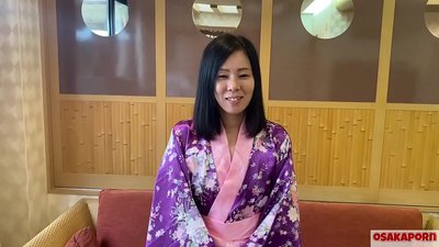 41-letna japonska žena vara svojega moža, fantje pa seksajo za denar. Azijska kurba obožuje črnsko kosmato pičko seks, tetovaže in fafanje. masturbira stoječe psičke IFOM OSAKAPORN