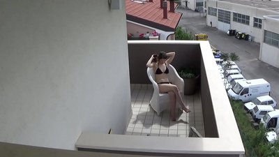 Vohunjenje za mojo mlado sostanovalko, ki masturbira na balkonu