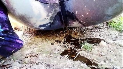 Sikanje na ulici! Pridite pogledat, kako si LilKiwwiMonster zmoči hlačke in se posrka v umazanijo!