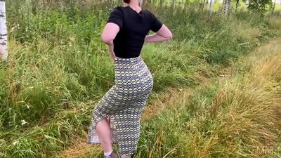 Žena sesa kurca na ulici in seksa s končnico na svoji riti. CleoModel ruski porno