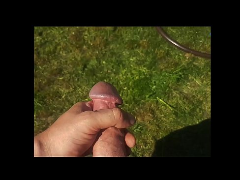 ❤️ Vroča lepotica dobi svojo rožnato pičko, ki jo jebe, in se zraven cmeri s curkom na poletnem vrtu ☑ Porn video na porno sl.com-porn-mz.ru ❌️❤